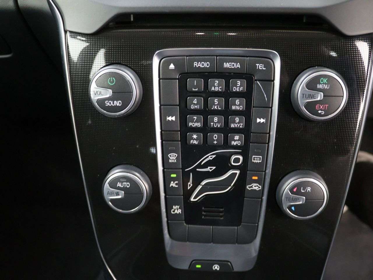2016 VOLVO V40 2016 VOLVO V40