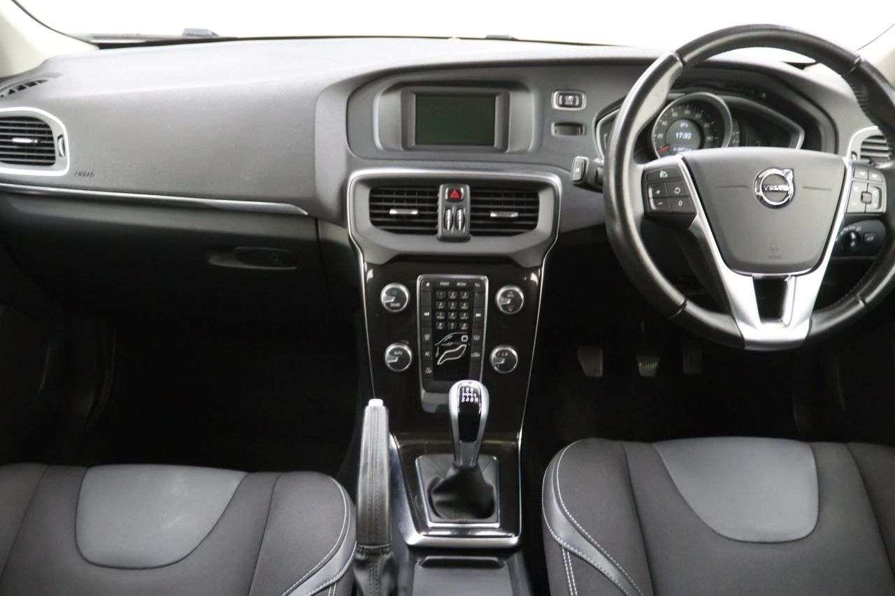 2016 VOLVO V40 2016 VOLVO V40