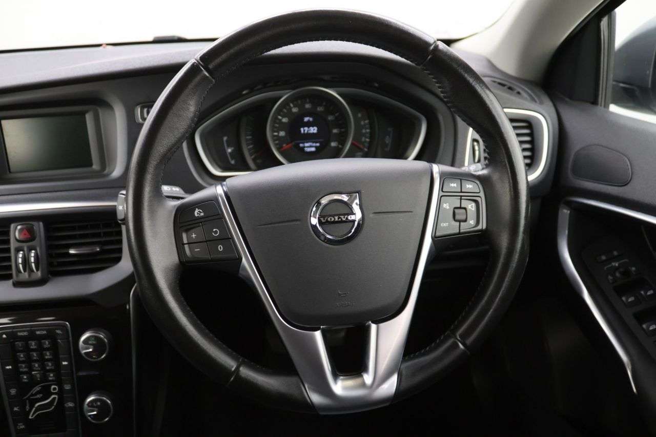 2016 VOLVO V40 2016 VOLVO V40
