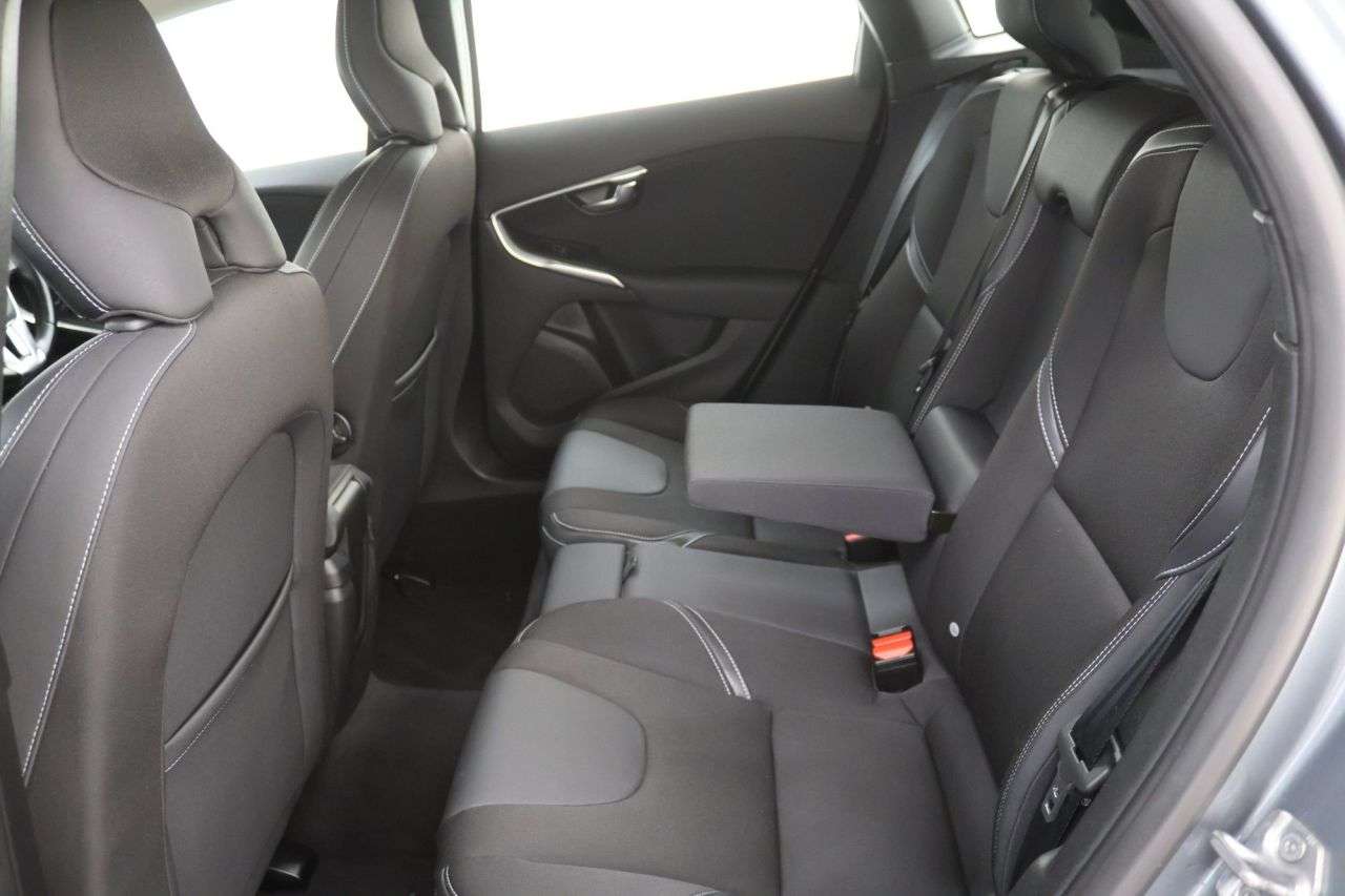 2016 VOLVO V40 2016 VOLVO V40