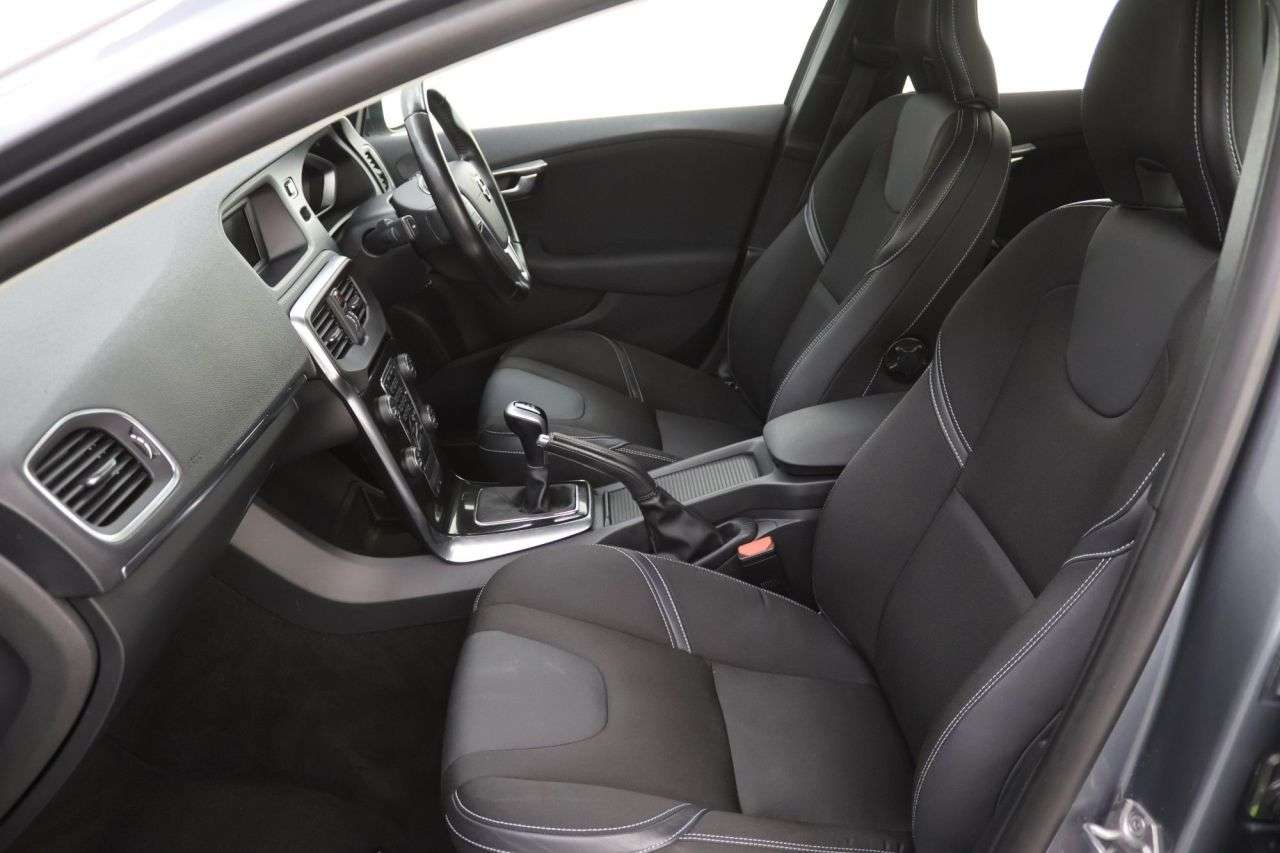 2016 VOLVO V40 2016 VOLVO V40