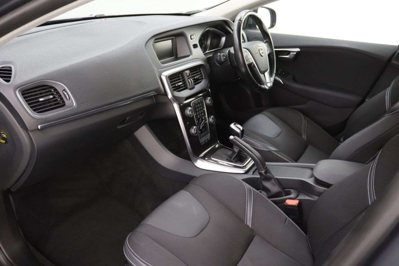 2016 VOLVO V40 2016 VOLVO V40