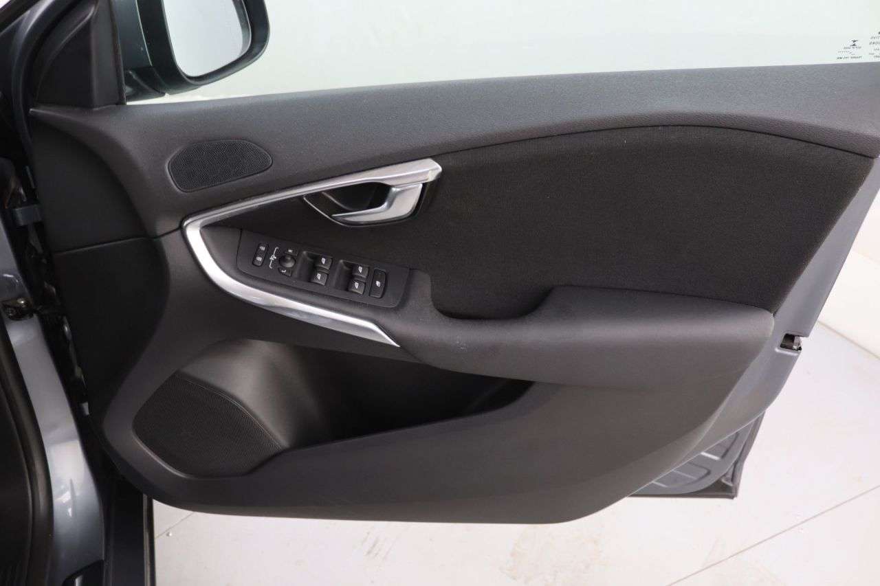 2016 VOLVO V40 2016 VOLVO V40