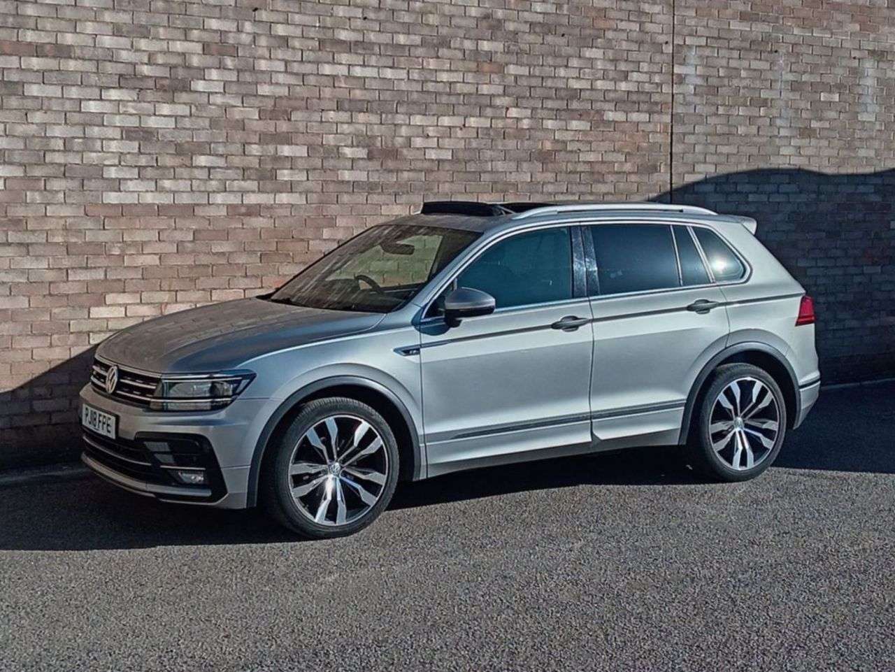 A 2018 VOLKSWAGEN TIGUAN 2.0 TDI R-Line SUV 5dr Diesel Manual Euro 6 (s/s) (150 ps) A 2018 VOLKSWAGEN TIGUAN 2.0 TDI R-Line SUV 5dr Diesel Manual Euro 6 (s/s) (150 ps)