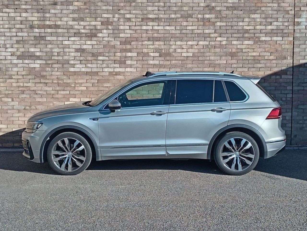 A 2018 VOLKSWAGEN TIGUAN 2.0 TDI R-Line SUV 5dr Diesel Manual Euro 6 (s/s) (150 ps) A 2018 VOLKSWAGEN TIGUAN 2.0 TDI R-Line SUV 5dr Diesel Manual Euro 6 (s/s) (150 ps)
