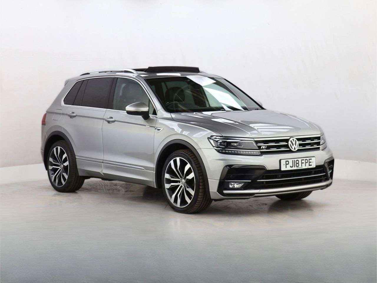 A 2018 VOLKSWAGEN TIGUAN 2.0 TDI R-Line SUV 5dr Diesel Manual Euro 6 (s/s) (150 ps) A 2018 VOLKSWAGEN TIGUAN 2.0 TDI R-Line SUV 5dr Diesel Manual Euro 6 (s/s) (150 ps)