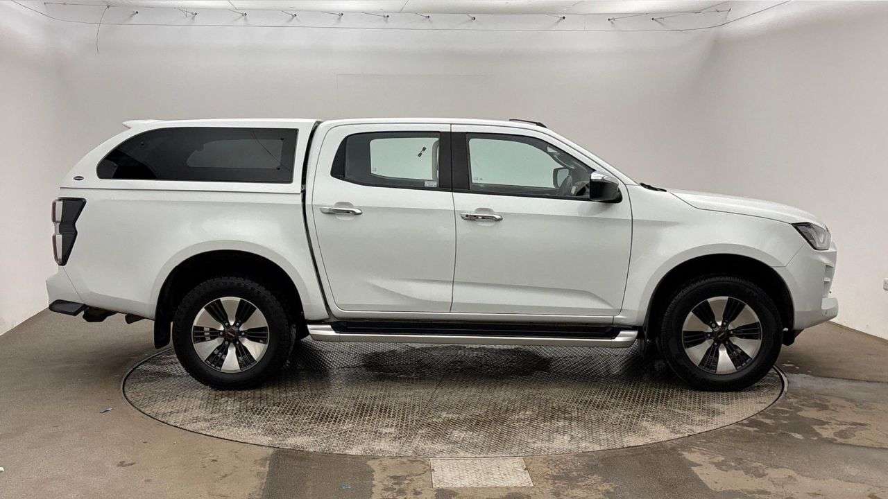 A 2022 ISUZU D-MAX 1.9 TD DL40 Pickup Double Cab 4dr Diesel Auto 4WD Euro 6 (s/s) (164 ps) A 2022 ISUZU D-MAX 1.9 TD DL40 Pickup Double Cab 4dr Diesel Auto 4WD Euro 6 (s/s) (164 ps)