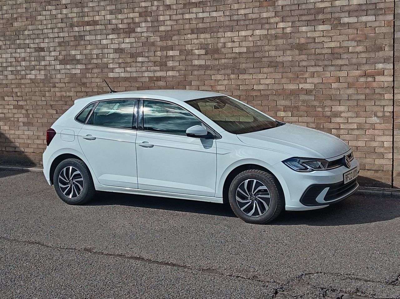 A 2023 VOLKSWAGEN POLO 1.0 TSI Life Hatchback 5dr Petrol Manual Euro 6 (s/s) (95 ps) A 2023 VOLKSWAGEN POLO 1.0 TSI Life Hatchback 5dr Petrol Manual Euro 6 (s/s) (95 ps)
