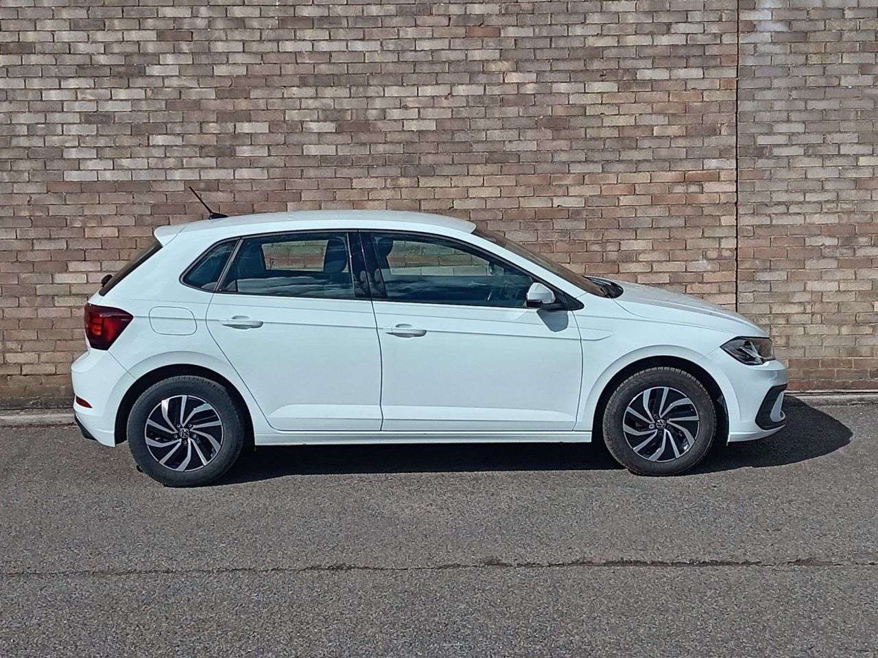 A 2023 VOLKSWAGEN POLO 1.0 TSI Life Hatchback 5dr Petrol Manual Euro 6 (s/s) (95 ps) A 2023 VOLKSWAGEN POLO 1.0 TSI Life Hatchback 5dr Petrol Manual Euro 6 (s/s) (95 ps)