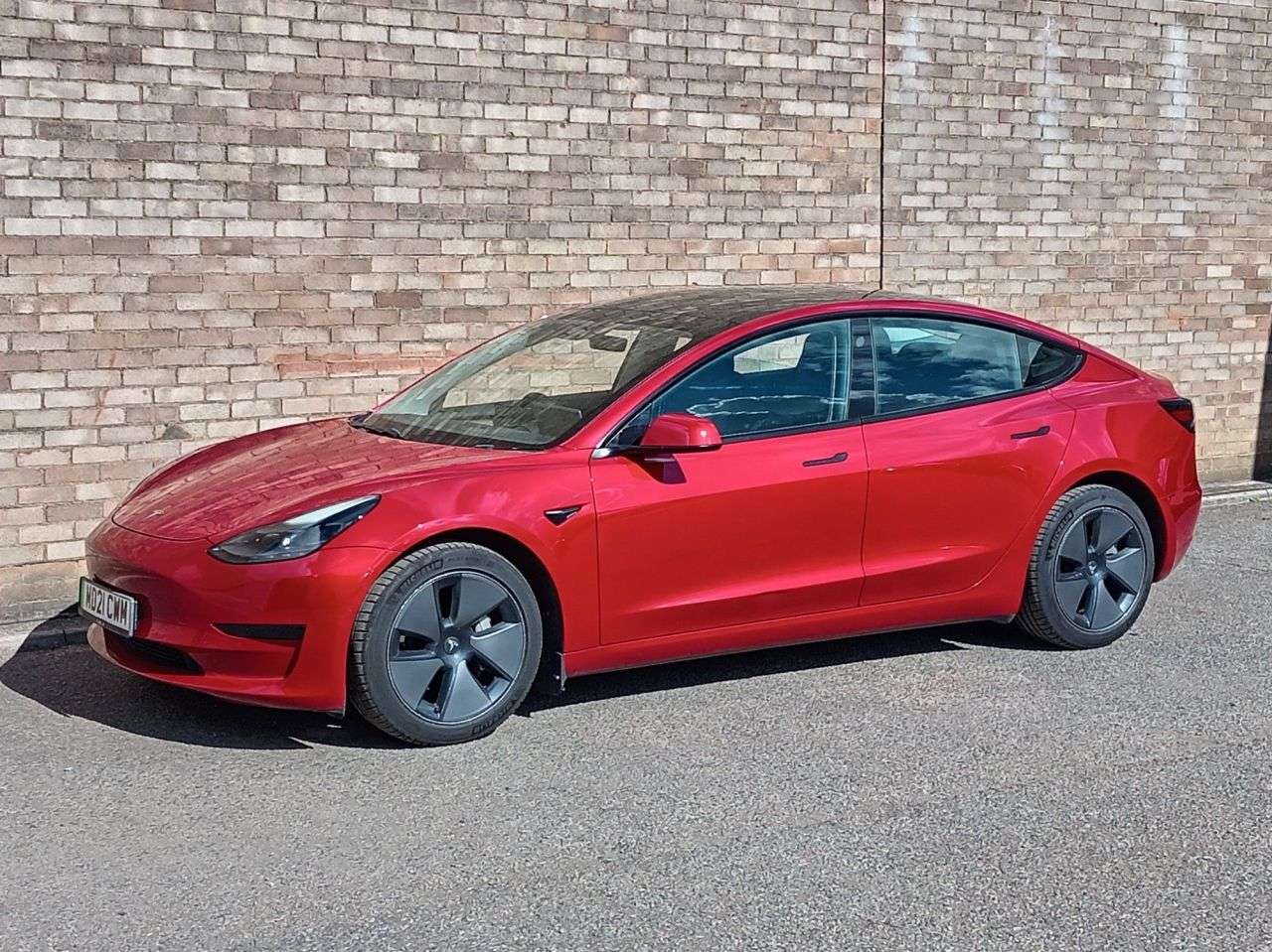 A 2021 TESLA MODEL 3 Standard Range Plus Saloon 4dr Electric Auto RWD (241 bhp) A 2021 TESLA MODEL 3 Standard Range Plus Saloon 4dr Electric Auto RWD (241 bhp)