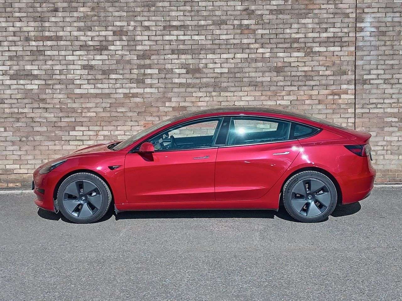 A 2021 TESLA MODEL 3 Standard Range Plus Saloon 4dr Electric Auto RWD (241 bhp) A 2021 TESLA MODEL 3 Standard Range Plus Saloon 4dr Electric Auto RWD (241 bhp)