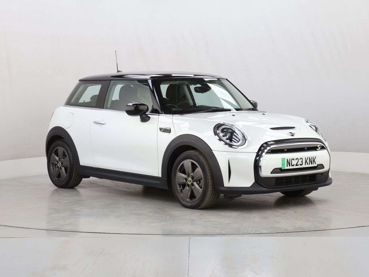 A 2023 MINI ELECTRIC HATCH Cooper SE 32.6kWh Level 1 Hatchback 3dr Electric Auto (184 ps) A 2023 MINI ELECTRIC HATCH Cooper SE 32.6kWh Level 1 Hatchback 3dr Electric Auto (184 ps)