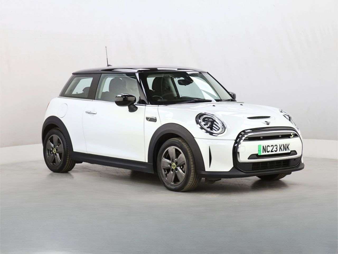 A 2023 MINI ELECTRIC HATCH Cooper SE 32.6kWh Level 1 Hatchback 3dr Electric Auto (184 ps) A 2023 MINI ELECTRIC HATCH Cooper SE 32.6kWh Level 1 Hatchback 3dr Electric Auto (184 ps)