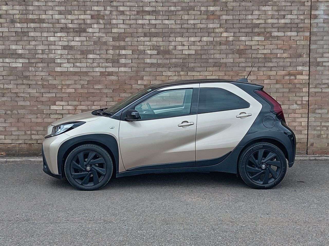 A 2023 TOYOTA AYGO X 1.0 VVT-i Edge Hatchback 5dr Petrol Manual Euro 6 (s/s) (72 ps) A 2023 TOYOTA AYGO X 1.0 VVT-i Edge Hatchback 5dr Petrol Manual Euro 6 (s/s) (72 ps)