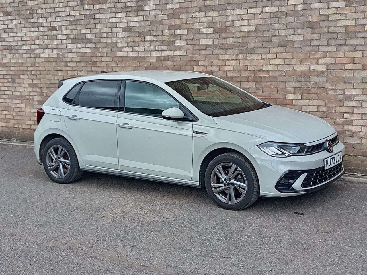 A 2023 VOLKSWAGEN POLO 1.0 TSI R-Line Hatchback 5dr Petrol DSG Euro 6 (s/s) (110 ps) A 2023 VOLKSWAGEN POLO 1.0 TSI R-Line Hatchback 5dr Petrol DSG Euro 6 (s/s) (110 ps)