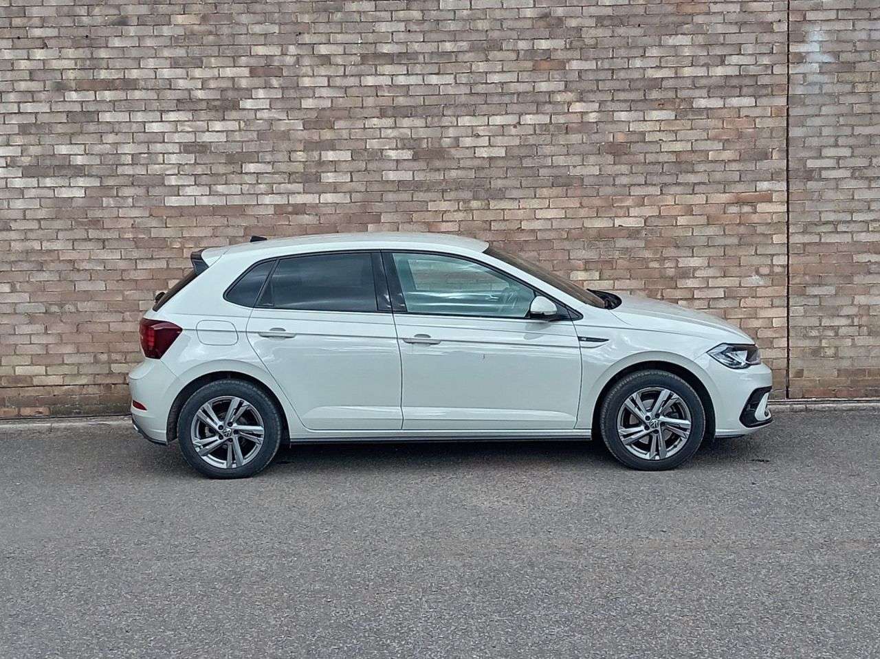 A 2023 VOLKSWAGEN POLO 1.0 TSI R-Line Hatchback 5dr Petrol DSG Euro 6 (s/s) (110 ps) A 2023 VOLKSWAGEN POLO 1.0 TSI R-Line Hatchback 5dr Petrol DSG Euro 6 (s/s) (110 ps)