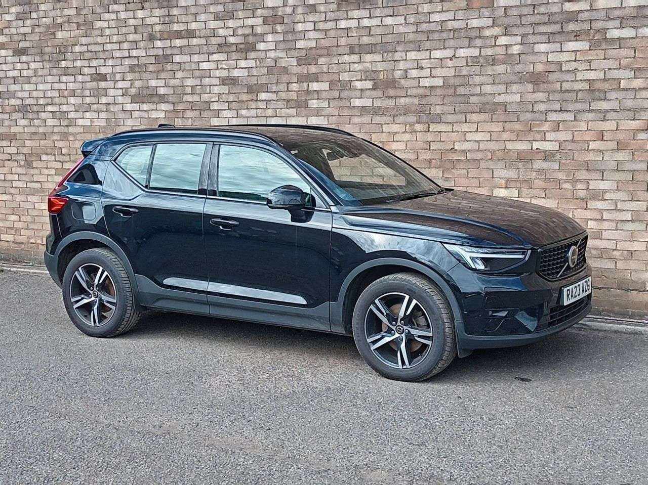 A 2023 VOLVO XC40 2.0 B3 MHEV Plus Dark SUV 5dr Petrol Hybrid DCT Auto Euro 6 (s/s) (163 ps) A 2023 VOLVO XC40 2.0 B3 MHEV Plus Dark SUV 5dr Petrol Hybrid DCT Auto Euro 6 (s/s) (163 ps)