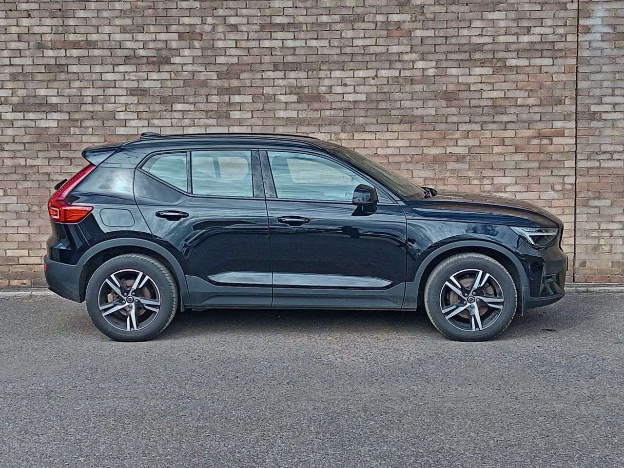 A 2023 VOLVO XC40 2.0 B3 MHEV Plus Dark SUV 5dr Petrol Hybrid DCT Auto Euro 6 (s/s) (163 ps) A 2023 VOLVO XC40 2.0 B3 MHEV Plus Dark SUV 5dr Petrol Hybrid DCT Auto Euro 6 (s/s) (163 ps)