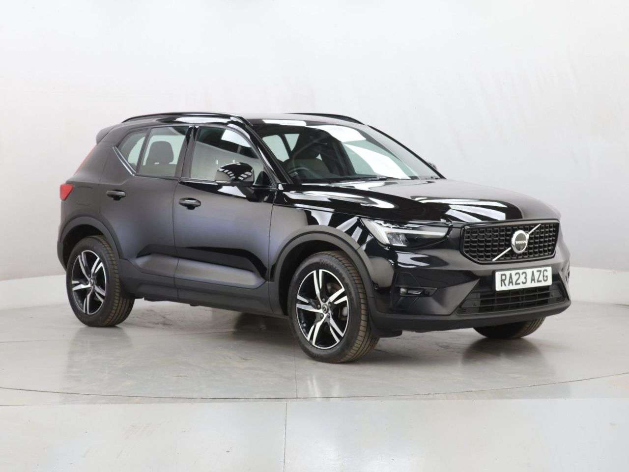 A 2023 VOLVO XC40 2.0 B3 MHEV Plus Dark SUV 5dr Petrol Hybrid DCT Auto Euro 6 (s/s) (163 ps) A 2023 VOLVO XC40 2.0 B3 MHEV Plus Dark SUV 5dr Petrol Hybrid DCT Auto Euro 6 (s/s) (163 ps)