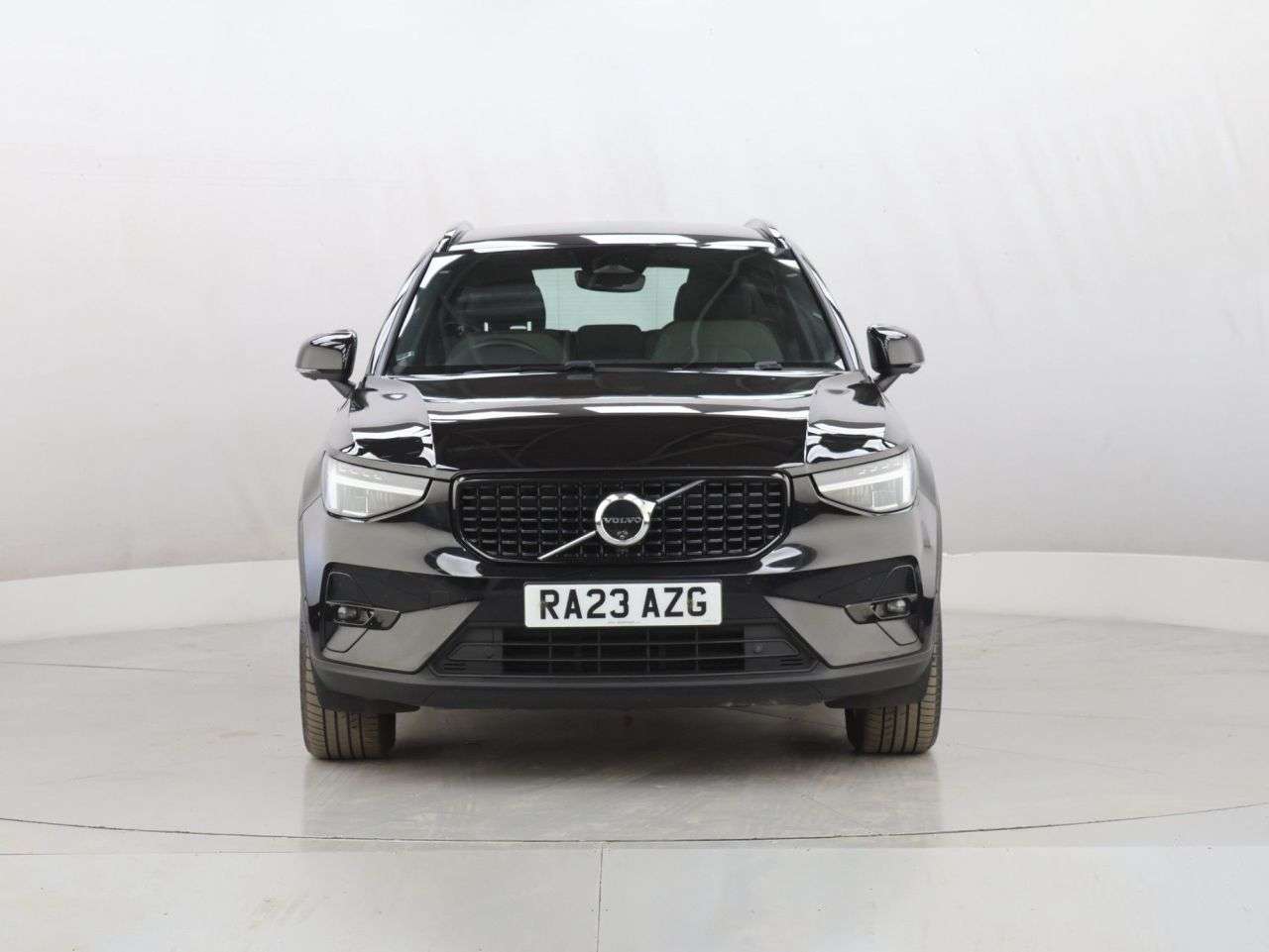 A 2023 VOLVO XC40 2.0 B3 MHEV Plus Dark SUV 5dr Petrol Hybrid DCT Auto Euro 6 (s/s) (163 ps) A 2023 VOLVO XC40 2.0 B3 MHEV Plus Dark SUV 5dr Petrol Hybrid DCT Auto Euro 6 (s/s) (163 ps)