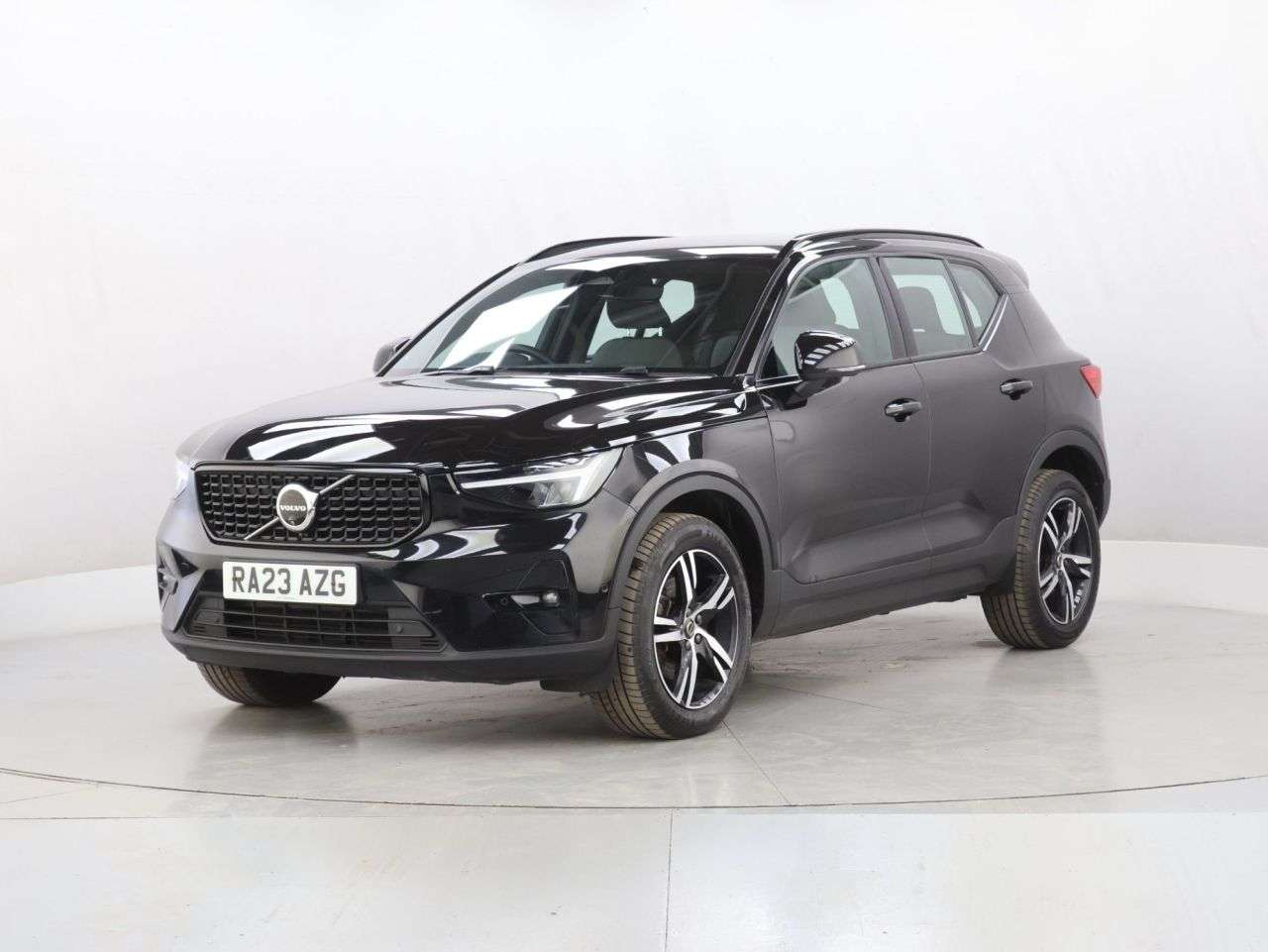A 2023 VOLVO XC40 2.0 B3 MHEV Plus Dark SUV 5dr Petrol Hybrid DCT Auto Euro 6 (s/s) (163 ps) A 2023 VOLVO XC40 2.0 B3 MHEV Plus Dark SUV 5dr Petrol Hybrid DCT Auto Euro 6 (s/s) (163 ps)