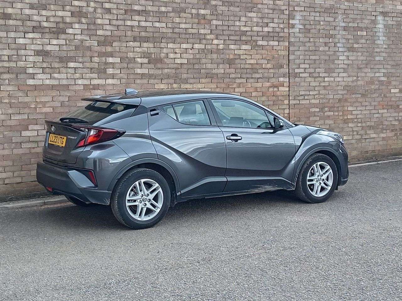 A 2023 TOYOTA C-HR 1.8 VVT-h GPF Icon SUV 5dr Petrol Hybrid CVT Euro 6 (s/s) (122 ps) A 2023 TOYOTA C-HR 1.8 VVT-h GPF Icon SUV 5dr Petrol Hybrid CVT Euro 6 (s/s) (122 ps)