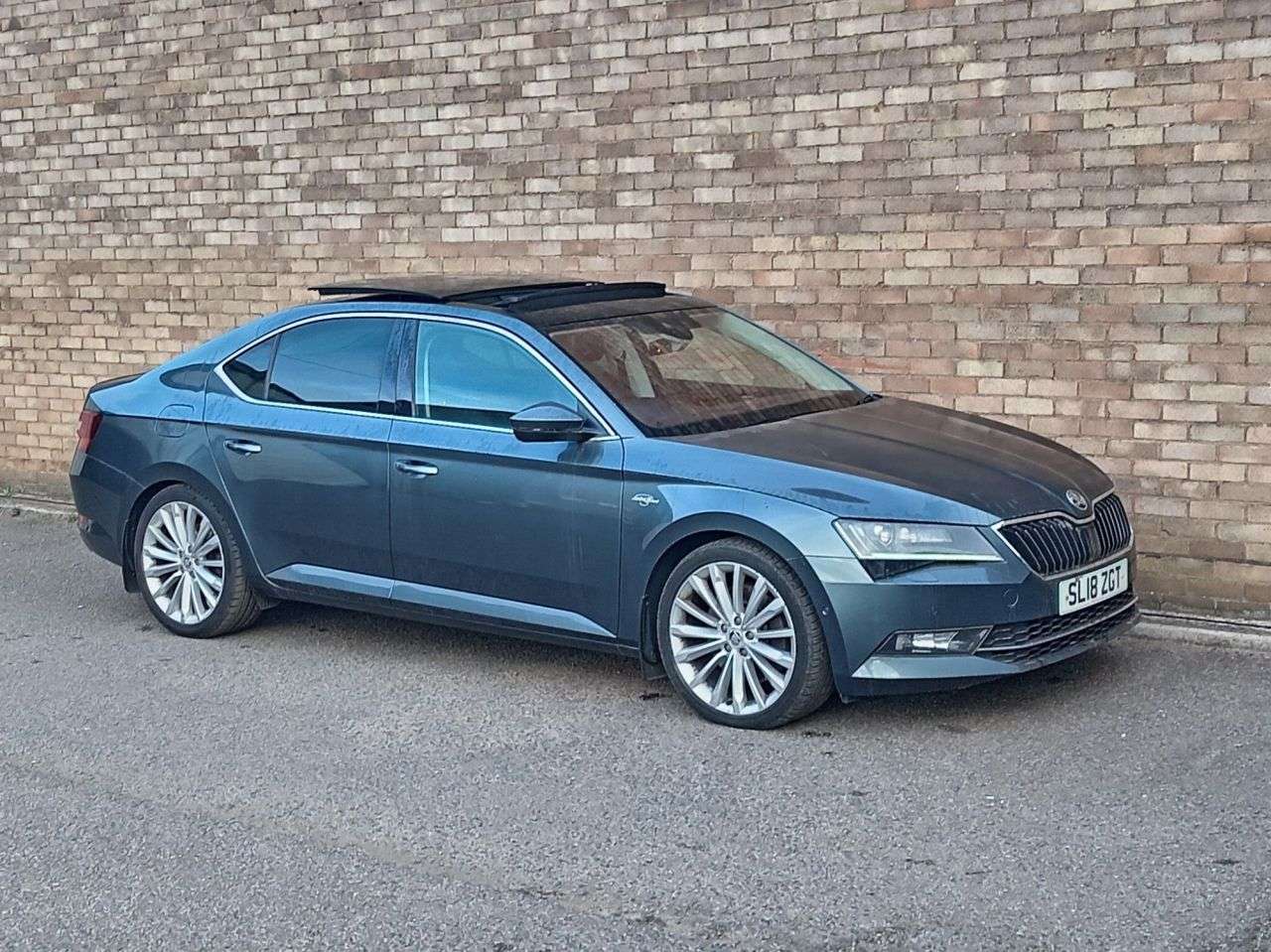 A 2018 SKODA SUPERB 2.0 TSI Laurin & Klement Hatchback 5dr Petrol DSG 4WD Euro 6 (s/s) (280 ps) A 2018 SKODA SUPERB 2.0 TSI Laurin & Klement Hatchback 5dr Petrol DSG 4WD Euro 6 (s/s) (280 ps)