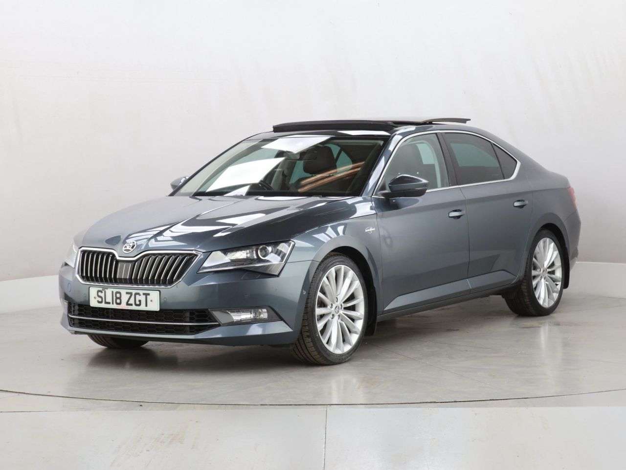 A 2018 SKODA SUPERB 2.0 TSI Laurin & Klement Hatchback 5dr Petrol DSG 4WD Euro 6 (s/s) (280 ps) A 2018 SKODA SUPERB 2.0 TSI Laurin & Klement Hatchback 5dr Petrol DSG 4WD Euro 6 (s/s) (280 ps)