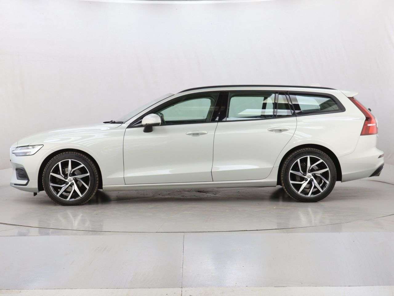 A 2020 VOLVO V60 2.0 T4 Momentum Plus Estate 5dr Petrol Auto Euro 6 (s/s) (190 ps) A 2020 VOLVO V60 2.0 T4 Momentum Plus Estate 5dr Petrol Auto Euro 6 (s/s) (190 ps)