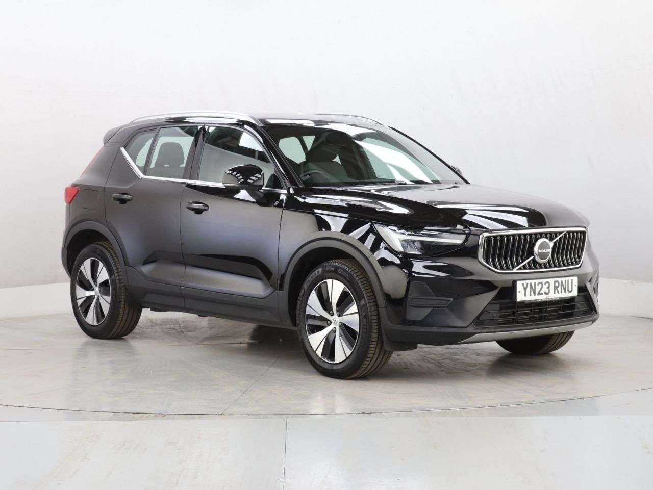 A 2023 VOLVO XC40 1.5h T4 Recharge 10.7kWh Core SUV 5dr Petrol Plug-in Hybrid Auto Euro 6 (s/ A 2023 VOLVO XC40 1.5h T4 Recharge 10.7kWh Core SUV 5dr Petrol Plug-in Hybrid Auto Euro 6 (s/