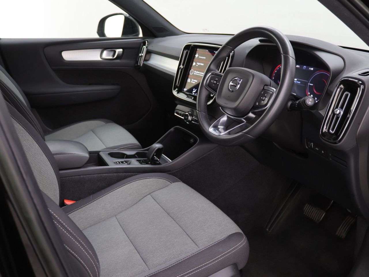 2023 VOLVO XC40 2023 VOLVO XC40