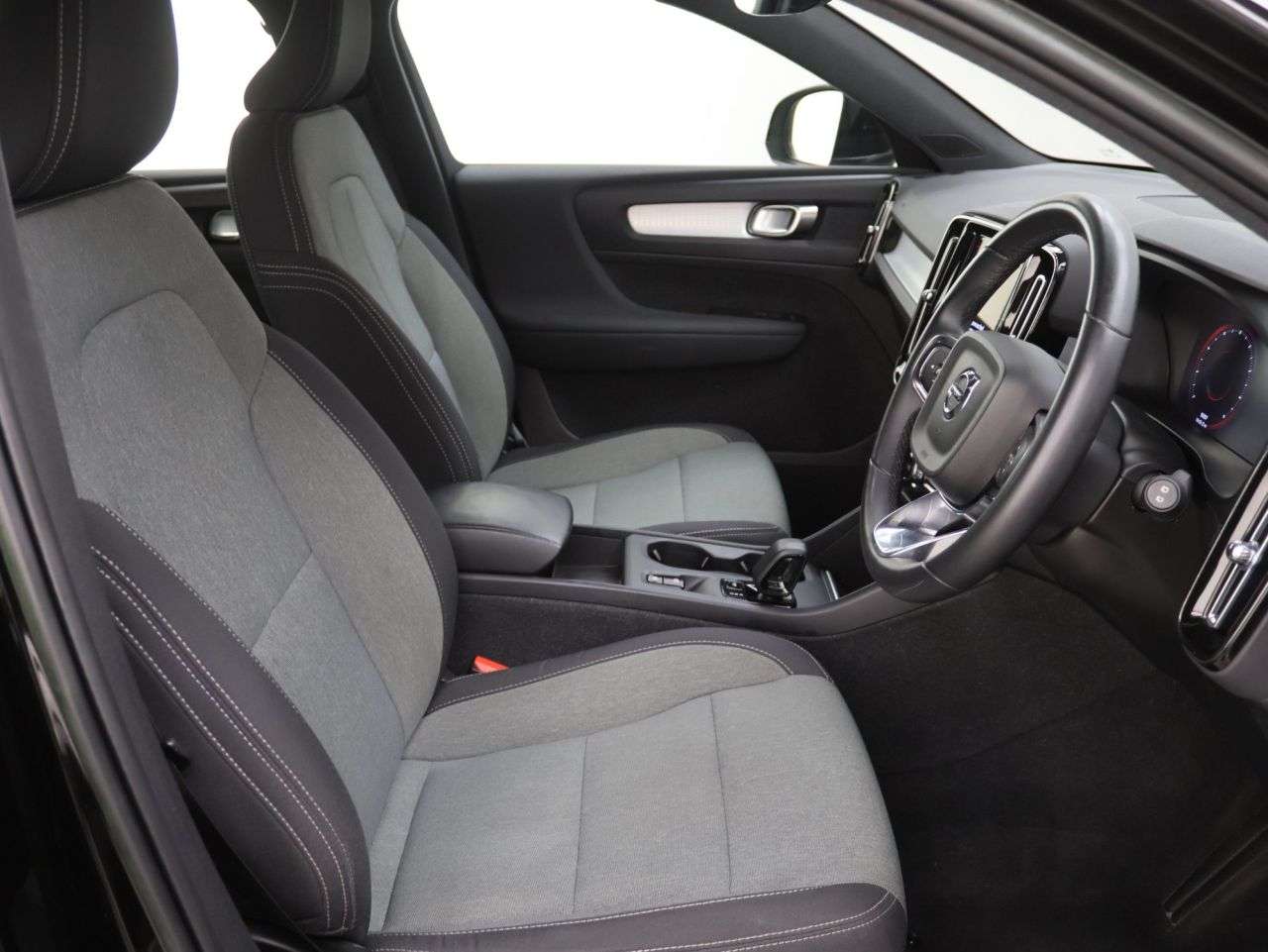 2023 VOLVO XC40 2023 VOLVO XC40