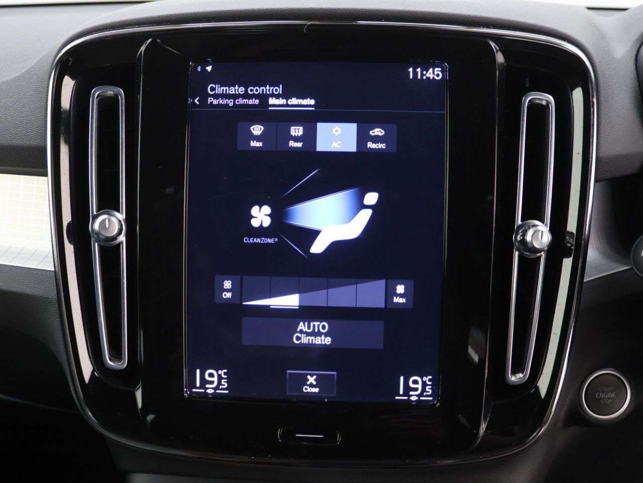 2023 VOLVO XC40 2023 VOLVO XC40