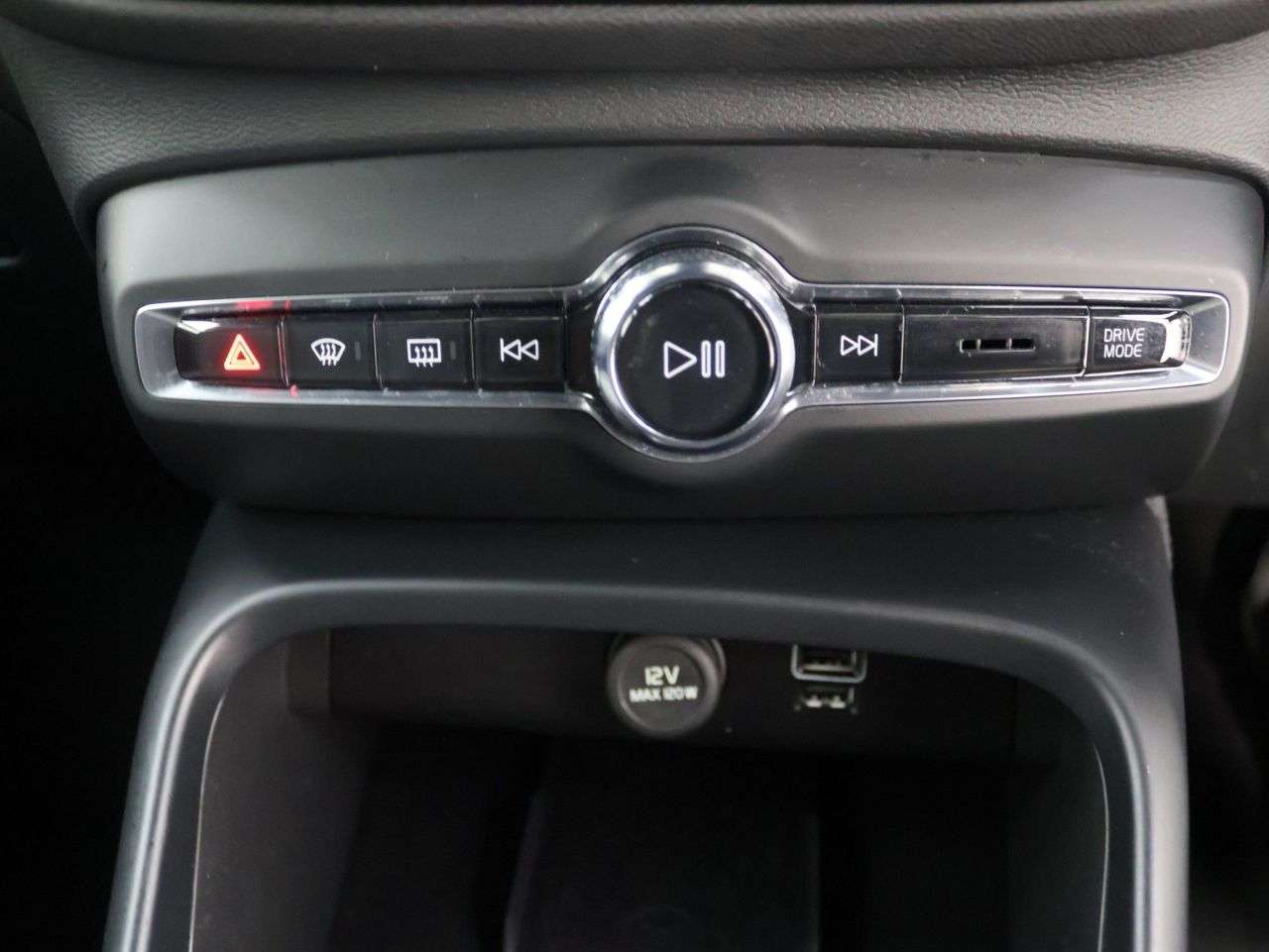 2023 VOLVO XC40 2023 VOLVO XC40