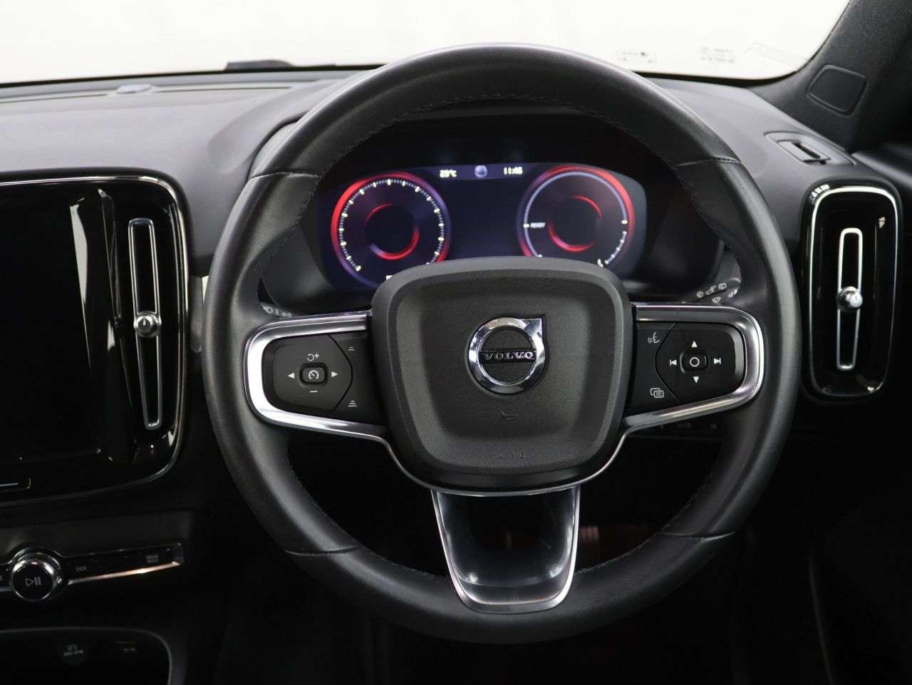 2023 VOLVO XC40 2023 VOLVO XC40