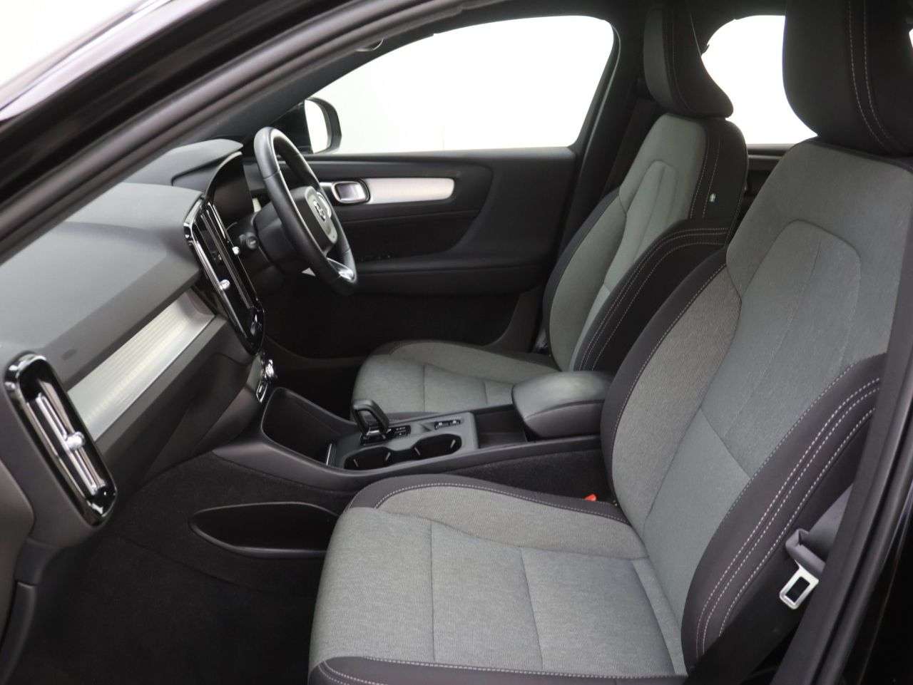 2023 VOLVO XC40 2023 VOLVO XC40