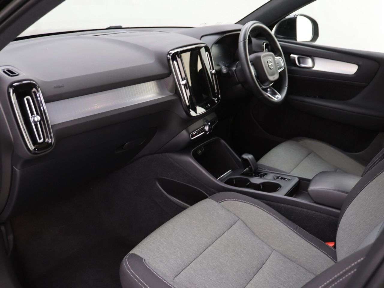 2023 VOLVO XC40 2023 VOLVO XC40