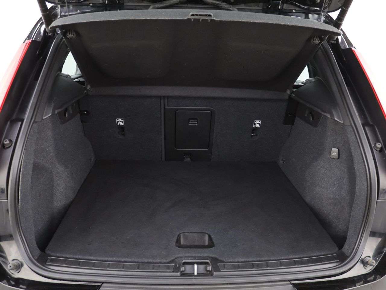 2023 VOLVO XC40 2023 VOLVO XC40