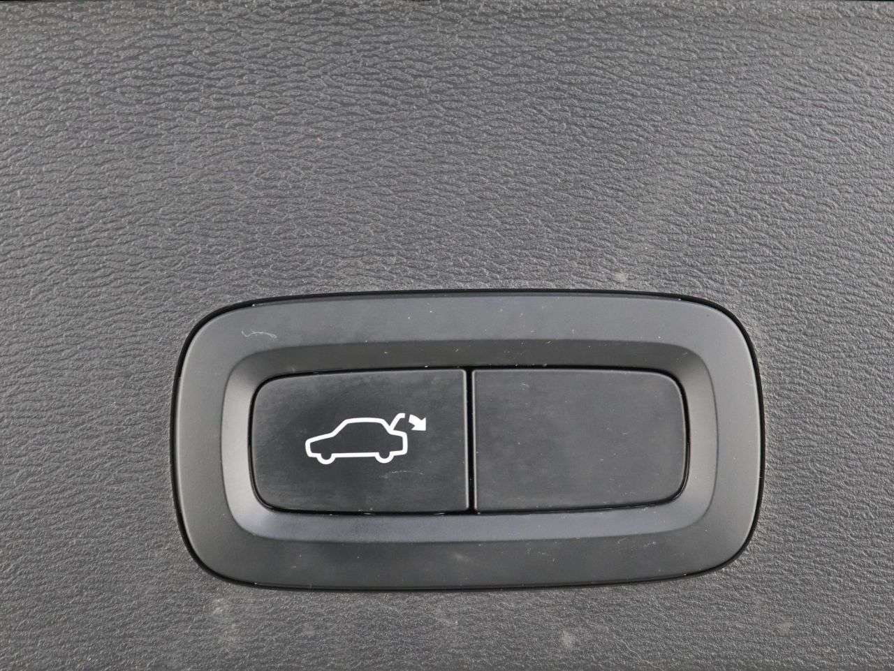 2023 VOLVO XC40 2023 VOLVO XC40