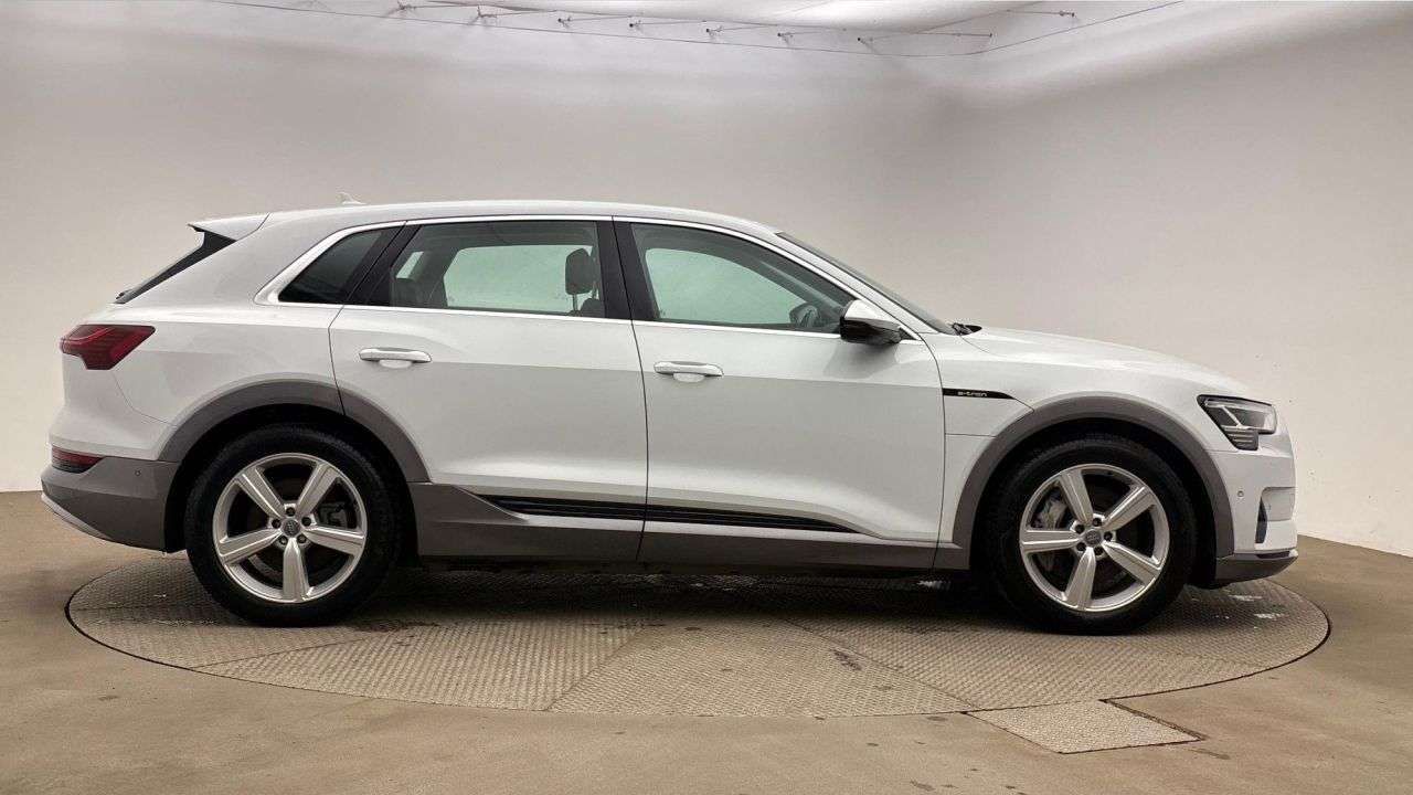 A 2020 AUDI E-TRON 50 Technik SUV 5dr Electric Auto quattro 71.2kWh (313 ps) A 2020 AUDI E-TRON 50 Technik SUV 5dr Electric Auto quattro 71.2kWh (313 ps)
