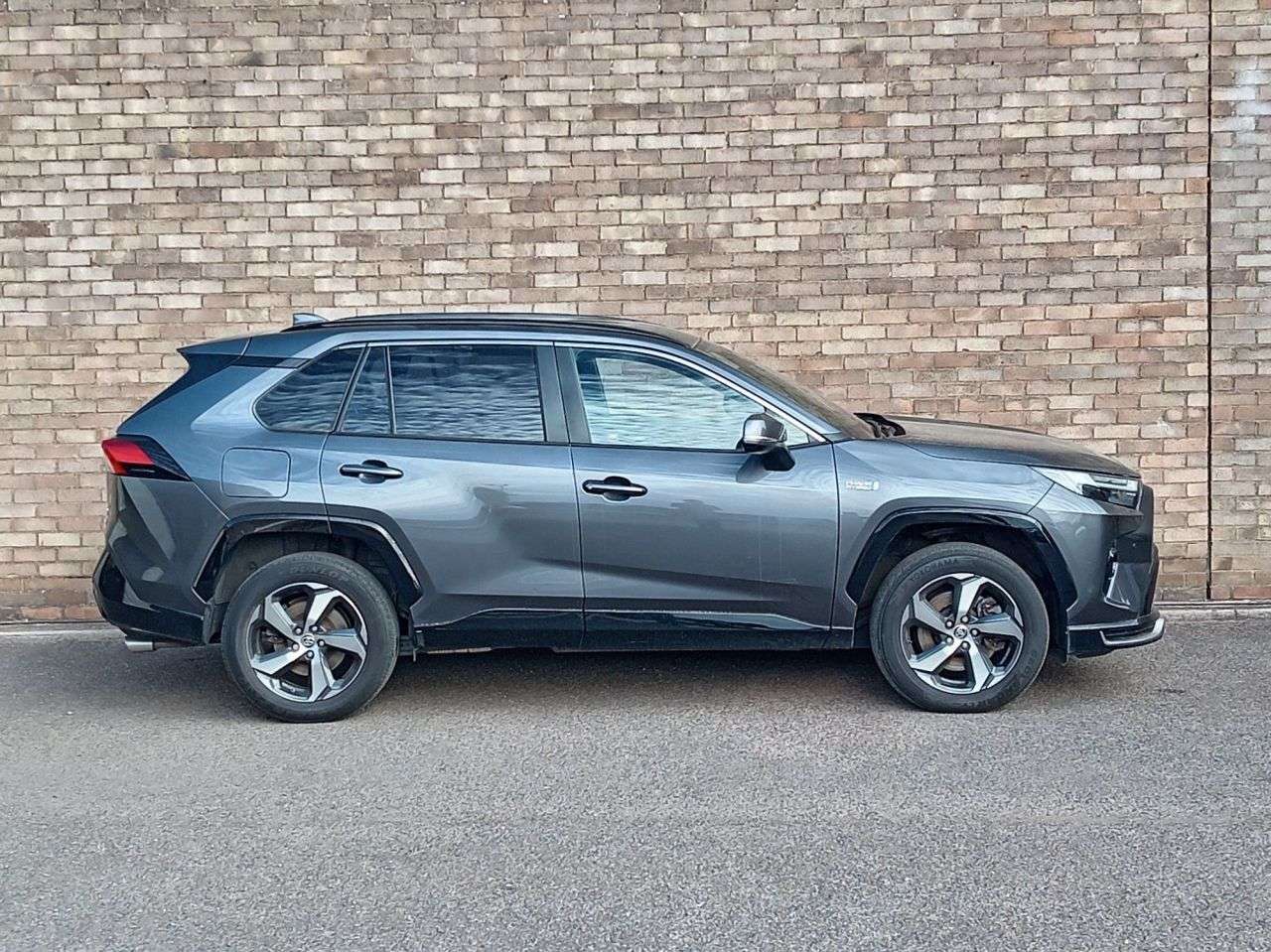 A 2023 TOYOTA RAV4 2.5 VVT 18.1kWh Design SUV 5dr Petrol Plug-in Hybrid CVT 4WD Euro 6 (s/s) ( A 2023 TOYOTA RAV4 2.5 VVT 18.1kWh Design SUV 5dr Petrol Plug-in Hybrid CVT 4WD Euro 6 (s/s) (