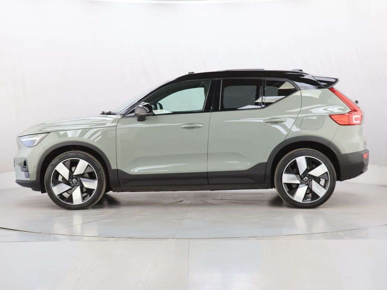 2023 VOLVO XC40 2023 VOLVO XC40