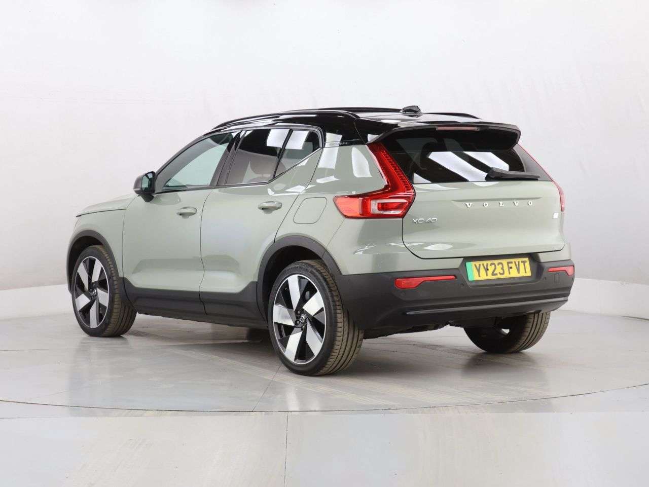 2023 VOLVO XC40 2023 VOLVO XC40