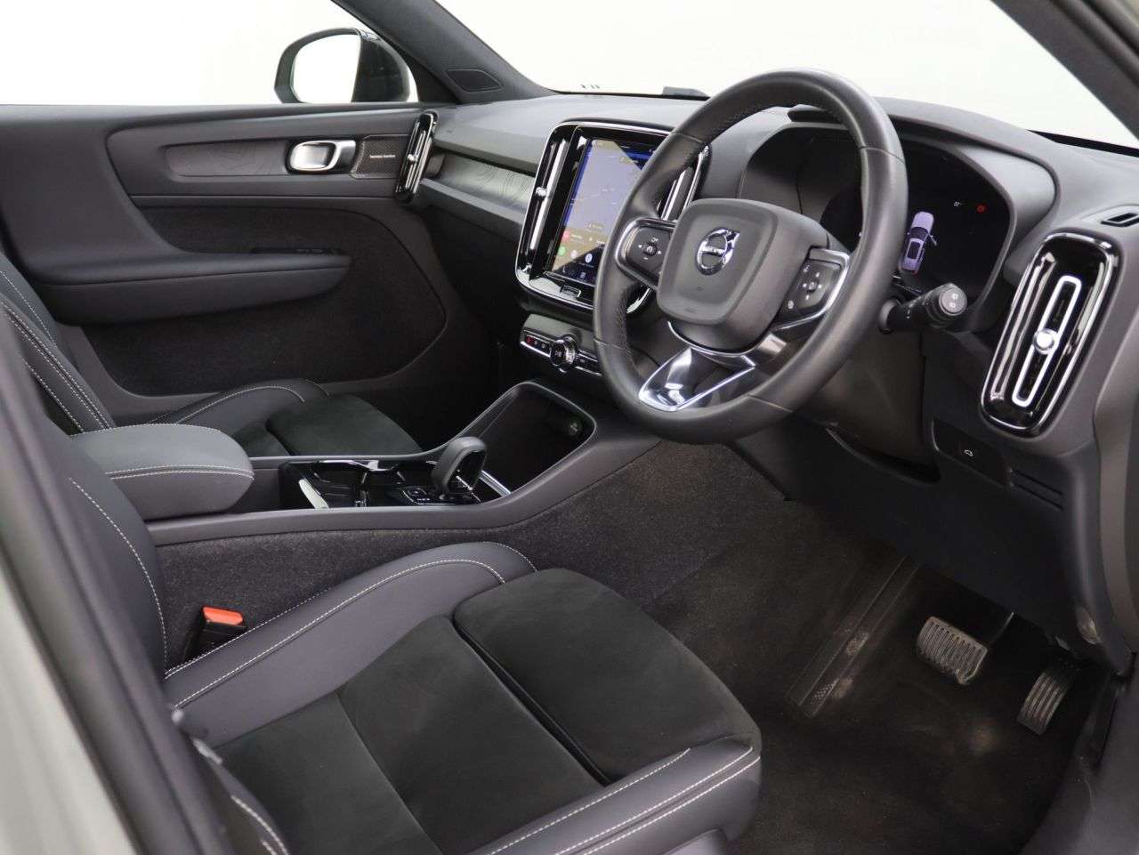 2023 VOLVO XC40 2023 VOLVO XC40
