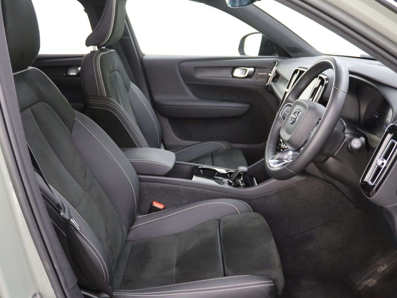 2023 VOLVO XC40 2023 VOLVO XC40