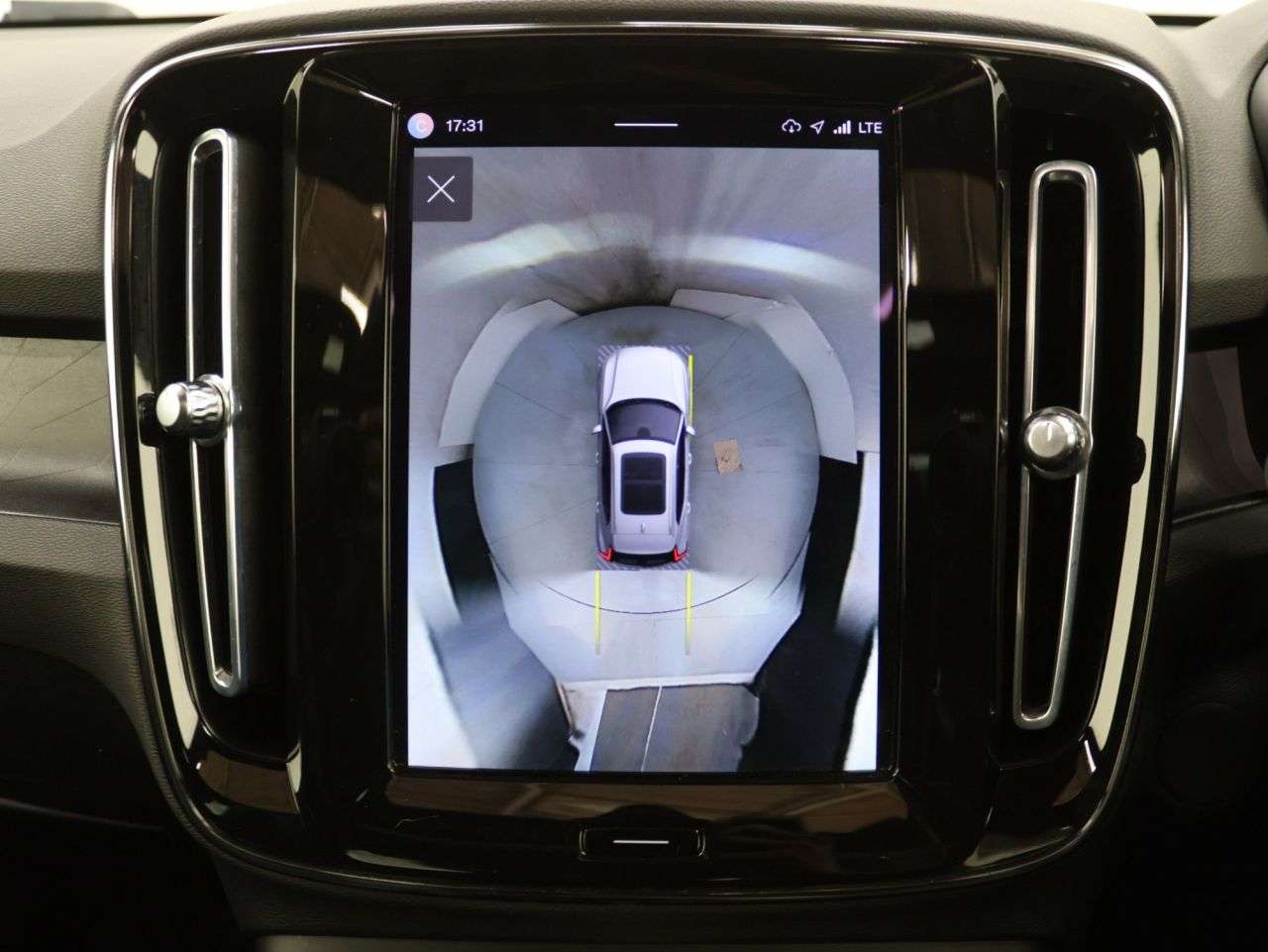 2023 VOLVO XC40 2023 VOLVO XC40