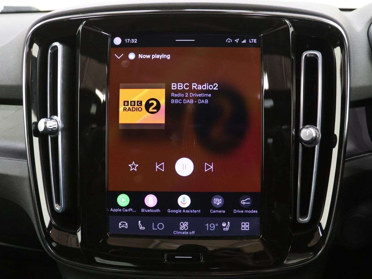 2023 VOLVO XC40 2023 VOLVO XC40