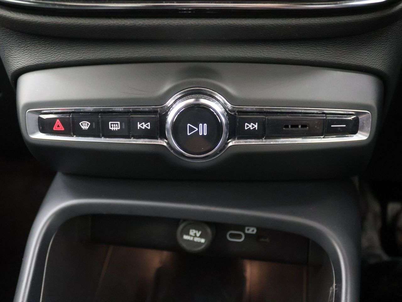 2023 VOLVO XC40 2023 VOLVO XC40