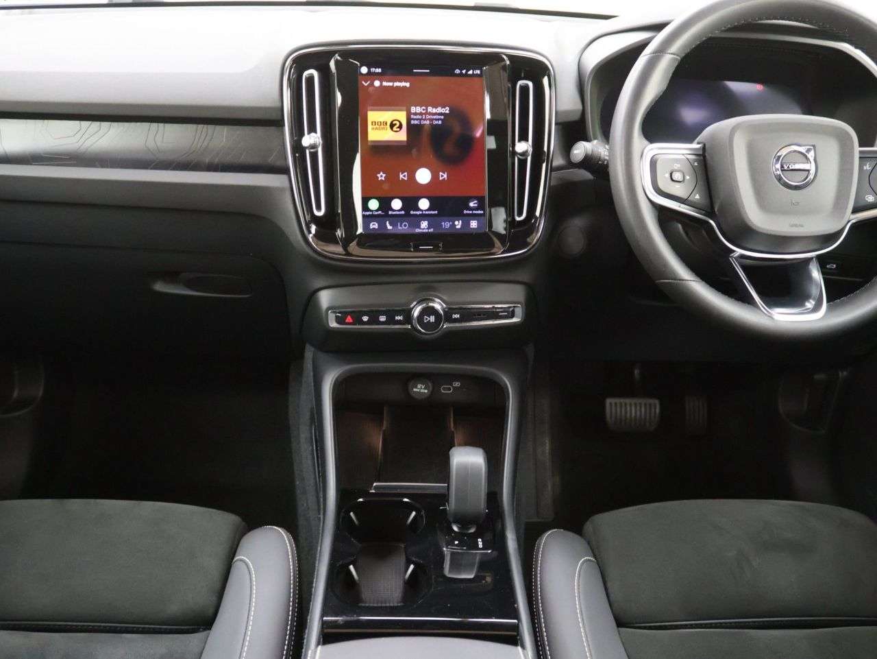 2023 VOLVO XC40 2023 VOLVO XC40