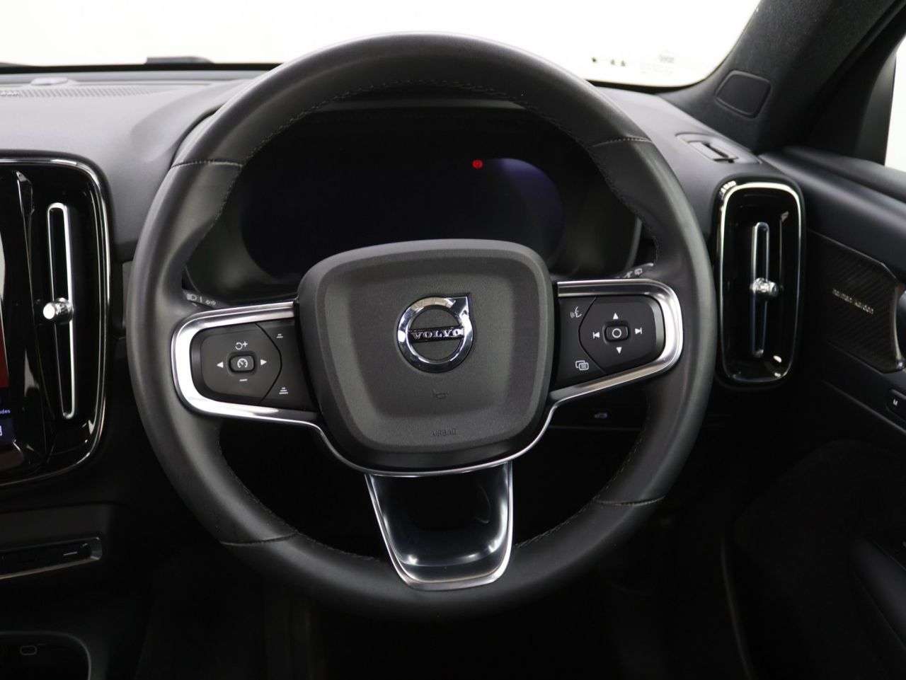 2023 VOLVO XC40 2023 VOLVO XC40